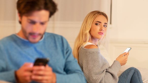 Descubrir una infidelidad es uno de los golpes emocionales más duros que puede recibir una persona dentro de una relación. Es un momento de confusión, rabia, tristeza, inseguridad… y muchas veces, de decisiones difíciles. Como psicóloga especializada en terapia de pareja, he acompañado a muchas personas en procesos de crisis por infidelidad. Cada historia es única, pero hay elementos comunes que atraviesan a todos los que han pasado por esta experiencia: la necesidad de comprender, de sanar y, en algunos casos, de reconstruir. Este artículo no te dirá si debes perdonar o dejar a tu pareja. Tampoco simplificará el proceso. Mi objetivo es ayudarte a afrontar la infidelidad con claridad emocional, herramientas prácticas y acompañamiento profesional si lo necesitas. ¿Qué entendemos por infidelidad en pareja? La infidelidad no siempre es un acto sexual. Muchas personas descubren una traición emocional, un vínculo íntimo con alguien fuera de la relación, mensajes ocultos o interacciones que cruzan límites. Tipos comunes de infidelidad: Sexual: relaciones físicas fuera de la pareja. Emocional: crear un lazo profundo, con complicidad y conexión íntima. Virtual o digital: sexting, chats prolongados, interacción afectiva en redes sociales. Cada pareja establece sus propios límites. Lo que para unos es tolerable, para otros representa una ruptura total de la confianza. En terapia de pareja trabajo mucho la definición del “acuerdo de fidelidad”, porque muchas veces ni siquiera ha sido hablado de forma clara. Reacciones comunes tras descubrir una infidelidad Descubrir una infidelidad suele activar una tormenta emocional. En las primeras sesiones que realizo con parejas en esta situación, es común ver cómo conviven sentimientos encontrados, incluso contradictorios. Algunas emociones frecuentes: Shock e incredulidad Rabia profunda o necesidad de venganza Tristeza y sensación de pérdida Culpa (por parte de quien fue infiel o quien la sufrió) Incertidumbre sobre el futuro Es fundamental validar todas estas emociones. No hay reacciones “incorrectas” cuando se rompe la confianza. Lo importante es no quedarse atrapado en ninguna de ellas. El objetivo es poder procesarlas con acompañamiento emocional. ¿Se puede perdonar una infidelidad? Esta es una de las preguntas más difíciles y frecuentes. Y la respuesta más honesta es: depende. He visto parejas que, tras una infidelidad, han aprendido a comunicarse mejor que nunca. También he acompañado procesos donde el perdón no era posible, y tomar caminos separados fue la mejor opción. Claves para saber si es viable reconstruir: ¿Hay arrepentimiento sincero por parte de quien fue infiel? ¿Existe voluntad real de asumir la responsabilidad del daño causado? ¿Ambos están dispuestos a revisar los patrones previos en la relación? ¿La persona afectada siente que puede trabajar en recuperar la confianza sin resentimiento? El perdón no significa olvidar ni minimizar. Es un proceso activo que, en muchas ocasiones, necesita acompañamiento profesional. 5 pasos para afrontar una infidelidad No hay una fórmula mágica, pero sí un proceso emocional que he visto repetirse en muchas personas: 1. Reconocer el dolor Negar lo que sientes solo retrasa el proceso. Validar tu rabia, miedo o tristeza es el primer paso para sanar. 2. Tomar distancia emocional Durante las primeras semanas es recomendable reducir los enfrentamientos. A veces incluso conviene marcar una pausa en la convivencia para pensar con claridad. 3. Hablar, aunque duela En terapia de pareja trabajo mucho la conversación honesta, sin acusaciones pero sin minimizar. Es necesario hablar de lo ocurrido para poder procesarlo, entender los porqués y tomar decisiones. 4. Establecer límites y acuerdos Si se decide continuar, debe haber un nuevo acuerdo. ¿Qué significa fidelidad para ambos? ¿Cómo se reconstruye la confianza? ¿Qué conductas deben desaparecer? 5. Buscar ayuda profesional si hay bloqueo Cuando las emociones son demasiado intensas, o las conversaciones terminan siempre en discusión, es momento de acudir a terapia. Recuperar la confianza tras una infidelidad Esta es probablemente la parte más delicada del proceso. Recuperar la confianza no significa volver al punto anterior a la infidelidad. Significa construir una nueva relación, sobre bases más claras y reales. Elementos clave para reconstruir: Transparencia total Coherencia entre lo que se dice y lo que se hace Paciencia: la persona afectada necesitará tiempo para sanar Gestos de reparación: desde palabras hasta acciones concretas Recuerdo casos en consulta donde, tras una infidelidad, la pareja aprendió a conocerse más a fondo, a hablar sin máscaras y a reconstruir el vínculo con más honestidad que nunca. ¿Cuándo acudir a terapia de pareja tras una infidelidad? Muchos llegan a consulta cuando la situación está al límite. Y, sin embargo, cuanto antes se intervenga, más opciones hay de transformar esa crisis en un proceso de crecimiento. Señales de que conviene buscar ayuda: La conversación siempre termina en reproches o gritos Uno de los dos quiere continuar, el otro no lo tiene claro Se repite el patrón de infidelidad o hay celos constantes El dolor sigue presente pese al paso del tiempo En mi experiencia profesional, la terapia ayuda a poner palabras a lo que duele, a ordenar emociones y, sobre todo, a tomar decisiones con consciencia. ¿Y si no quiero continuar con la relación? También es una opción válida. A veces, el daño es tan profundo que seguir adelante no es lo más saludable. Y está bien. ¿Cómo afrontar la ruptura después de una infidelidad? Rodearte de personas que te apoyen emocionalmente No aislarte ni alimentar pensamientos de culpa Tomarte un tiempo para trabajar en ti Si lo necesitas, iniciar una terapia individual En consulta, acompaño muchos procesos de duelo amoroso. La infidelidad puede romper un proyecto de vida, pero también puede abrir un camino de redescubrimiento personal. Afrontar una infidelidad no es un proceso lineal. No hay recetas perfectas. Pero sí hay algo claro: no tienes que vivirlo en soledad. Puedes decidir reconstruir la relación o tomar distancia. Lo importante es que lo hagas con claridad emocional, con herramientas adecuadas y —si lo necesitas— con acompañamiento profesional. Desde mi experiencia como psicóloga especializada en terapia de pareja en Barcelona, he visto cómo el dolor puede transformarse en crecimiento. La infidelidad duele, sí, pero también puede ser una oportunidad para sanar viejas heridas, repensar el amor y recuperar el respeto ya sea dentro de la relación o hacia una nueva etapa individual.
