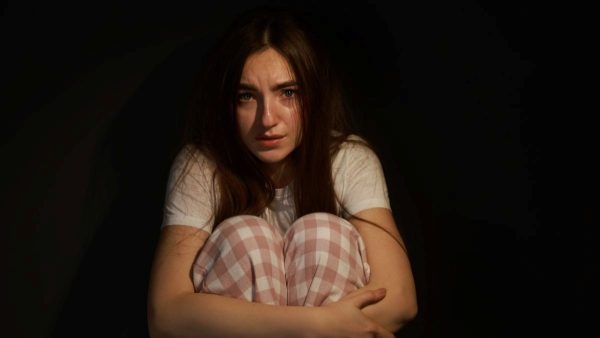 El miedo y la inseguridad son emociones universales. Todos las experimentamos en algún momento de nuestra vida. Lo que marca la diferencia es cómo las gestionamos. Si permitimos que nos bloqueen, pueden paralizar nuestros proyectos, relaciones y bienestar. Pero si aprendemos a reconocerlas y manejarlas, se convierten en señales que nos invitan a crecer.